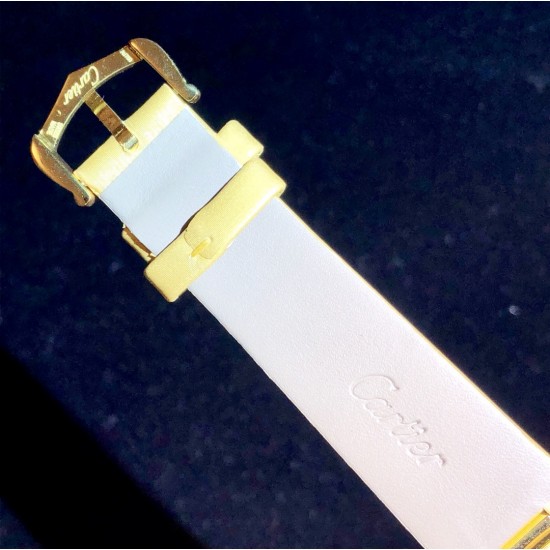 实拍 Cartier-卡地亚 创意宝石BESTIAIRE系列 HPI00480 珐琅 40毫米 石英机芯 女士腕表 黄金表盘 镶钻 半透明黄色内填珐琅 2只黄金蜜蜂装饰 镶嵌明亮式切割圆钻 黄色钻石及黑色珐琅条纹 4枚祖母绿蜂眼 这款腕表由尊贵超凡的金属雕琢而成 并衬以珍奇夺目的宝石 堪称高级珠宝中的真正典范 不仅如此 把一株繁茂的植物或者一只惊艳的动物设计成为表盘的造型 既给品牌创意增添了一丝神秘 又在作品中蕴藏了一份雅致 实拍 Cartier-卡地亚 创意宝石BESTIAIRE系列 HPI00480 珐琅 40毫米 石英机芯 女士腕表 黄金表盘 镶钻 半透明黄色内填珐琅 2只黄金蜜蜂装饰 镶嵌明亮式切割圆钻 黄色钻石及黑色珐琅条纹 4枚祖母绿蜂眼 这款腕表由尊贵超凡的金属雕琢而成 并衬以珍奇夺目的宝石 堪称高级珠宝中的真正典范 不仅如此 把一株繁茂的植物或者一只惊艳的动物设计成为表盘的造型 既给品牌创意增添了一丝神秘 又在作品中蕴藏了一份雅致