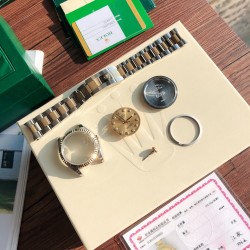 专业拆解 表壳采用劳力士特有的黄金钢（904L不锈钢和18K黄金的组合）材质。表冠采用三扣锁上链表冠，三扣锁上链表冠可以说是劳力士专为潜航者型研发的三重防水系统。三扣锁装置由10组不同零件组成，配置完成后仅需旋紧，即可让蚝式表壳完全密闭，坚固防护可媲美潜艇舱门。