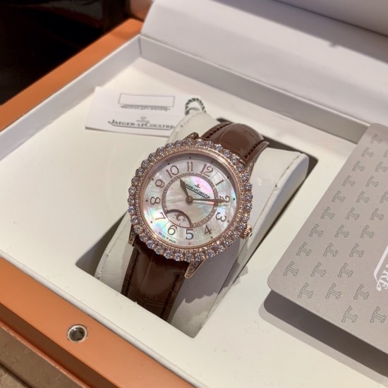 实拍 积家-Jaeger-LeCoultre DAZZLING RENDEZ- VOUS MOON约会系列月相珠宝腕表月之女神,是浪漫与柔美的象征,她掌管着大自然中的潮起潮落和季节更替,是艺术家与诗人们的灵感源泉,在温润莹亮的白色珍珠母贝映衬下,晶莹璀璨的钻石散发出夜空般的静谧之美,表圈镶嵌108颗钻石,组成两个环绕表壳的同心圆。由36颗以爪镶工艺镶嵌的钻石组成的外圈,为光芒闪耀的表圈营造出轻盈美妙的质感,尺寸36mm的精钢表壳搭配进口瑞士石英,采用蓝宝石水晶玻璃。 实拍 积家-Jaeger-LeCoultre DAZZLING RENDEZ- VOUS MOON约会系列月相珠宝腕表月之女神,是浪漫与柔美的象征,她掌管着大自然中的潮起潮落和季节更替,是艺术家与诗人们的灵感源泉,在温润莹亮的白色珍珠母贝映衬下,晶莹璀璨的钻石散发出夜空般的静谧之美,表圈镶嵌108颗钻石,组成两个环绕表壳的同心圆。由36颗以爪镶工艺镶嵌的钻石组成的外圈,为光芒闪耀的表圈营造出轻盈美妙的质感,尺寸36mm的精钢表壳搭配进口瑞士石英,采用蓝宝石水晶玻璃。
