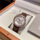 实拍 积家-Jaeger-LeCoultre DAZZLING RENDEZ- VOUS MOON约会系列月相珠宝腕表月之女神,是浪漫与柔美的象征,她掌管着大自然中的潮起潮落和季节更替,是艺术家与诗人们的灵感源泉,在温润莹亮的白色珍珠母贝映衬下,晶莹璀璨的钻石散发出夜空般的静谧之美,表圈镶嵌108颗钻石,组成两个环绕表壳的同心圆。由36颗以爪镶工艺镶嵌的钻石组成的外圈,为光芒闪耀的表圈营造出轻盈美妙的质感,尺寸36mm的精钢表壳搭配进口瑞士石英,采用蓝宝石水晶玻璃。 实拍 积家-Jaeger-LeCoultre DAZZLING RENDEZ- VOUS MOON约会系列月相珠宝腕表月之女神,是浪漫与柔美的象征,她掌管着大自然中的潮起潮落和季节更替,是艺术家与诗人们的灵感源泉,在温润莹亮的白色珍珠母贝映衬下,晶莹璀璨的钻石散发出夜空般的静谧之美,表圈镶嵌108颗钻石,组成两个环绕表壳的同心圆。由36颗以爪镶工艺镶嵌的钻石组成的外圈,为光芒闪耀的表圈营造出轻盈美妙的质感,尺寸36mm的精钢表壳搭配进口瑞士石英,采用蓝宝石水晶玻璃。