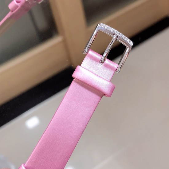 实拍 七夕好礼 PIAGET伯爵 Limelight非凡珍品腕表系列 表壳直径为33mm ,电镀白金,瑞士朗达石英机芯 。手表表壳由花瓣造型上镶嵌112颗特制切割方形钻石于表圈 彰显奢华 蓝宝石水晶镜面 搭配绸缎丝绢皮。这不仅是一款非凡的腕表,更堪称一件珠宝工艺杰作,完美结合创意 打破常规的切割,彰显着珠宝腕表的优雅魅力 实拍 七夕好礼 PIAGET伯爵 Limelight非凡珍品腕表系列 表壳直径为33mm ,电镀白金,瑞士朗达石英机芯 。手表表壳由花瓣造型上镶嵌112颗特制切割方形钻石于表圈 彰显奢华 蓝宝石水晶镜面 搭配绸缎丝绢皮。这不仅是一款非凡的腕表,更堪称一件珠宝工艺杰作,完美结合创意 打破常规的切割,彰显着珠宝腕表的优雅魅力