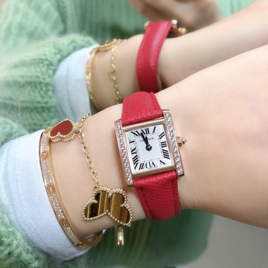 实拍卡地亚-CARTIER2020最新卡地亚法国坦克Cartier Tank Franaise系列,一款百搭性价比又高的手表 搭配全新专柜欧版风格定制的原厂表带,进口瑞士石英机芯。八角形表冠,镶嵌一颗凸圆形合成尖晶石,剑形蓝钢指针,蓝宝石水晶镜面,采用与原装一致的实心内罩,尺寸:25 x 20mm。佩戴舒适柔软服帖,上手显得高贵又典雅,很气质很女人独家货源。 实拍卡地亚-CARTIER2020最新卡地亚法国坦克Cartier Tank Franaise系列,一款百搭性价比又高的手表 搭配全新专柜欧版风格定制的原厂表带,进口瑞士石英机芯。八角形表冠,镶嵌一颗凸圆形合成尖晶石,剑形蓝钢指针,蓝宝石水晶镜面,采用与原装一致的实心内罩,尺寸:25 x 20mm。佩戴舒适柔软服帖,上手显得高贵又典雅,很气质很女人独家货源。