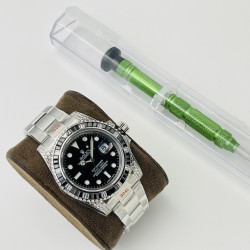 【VRS Factory2022墙裂推荐 市场最高版本】奢华大作，劳力士Rolex SUB潜航者后镶钻定制版！是奢华闪耀与永不退色的融合，更是经典潮流的不二之选！1⃣️【表壳】直径40MM。每一颗钻石/彩宝均来自奥地利（施华洛世奇原产地）经过严格的筛选，确保颜色，大小，火彩统一，专业珠宝镶嵌师精心镶嵌。2⃣️【表带】跟官网同步，904L蚝式钢完美还原坚固耐用的优良血统，效果可媲美原装。3⃣️【机芯】采用复刻界的机芯之王——搭配3135自动上旋机芯。VRS Factory匠心力作 敬请各路表友品鉴！