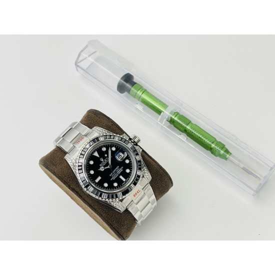 【VRS Factory2022墙裂推荐 市场最高版本】奢华大作,劳力士Rolex SUB潜航者后镶钻定制版!是奢华闪耀与永不退色的融合,更是经典潮流的不二之选!1⃣️【表壳】直径40MM。每一颗钻石/彩宝均来自奥地利(施华洛世奇原产地)经过严格的筛选,确保颜色,大小,火彩统一,专业珠宝镶嵌师精心镶嵌。2⃣️【表带】跟官网同步,904L蚝式钢完美还原坚固耐用的优良血统,效果可媲美原装。3⃣️【机芯】采用复刻界的机芯之王——搭配3135自动上旋机芯。VRS Factory匠心力作 敬请各路表友品鉴! 【VRS Factory2022墙裂推荐 市场最高版本】奢华大作,劳力士Rolex SUB潜航者后镶钻定制版!是奢华闪耀与永不退色的融合,更是经典潮流的不二之选!1⃣️【表壳】直径40MM。每一颗钻石/彩宝均来自奥地利(施华洛世奇原产地)经过严格的筛选,确保颜色,大小,火彩统一,专业珠宝镶嵌师精心镶嵌。2⃣️【表带】跟官网同步,904L蚝式钢完美还原坚固耐用的优良血统,效果可媲美原装。3⃣️【机芯】采用复刻界的机芯之王——搭配3135自动上旋机芯。VRS Factory匠心力作 敬请各路表友品鉴!