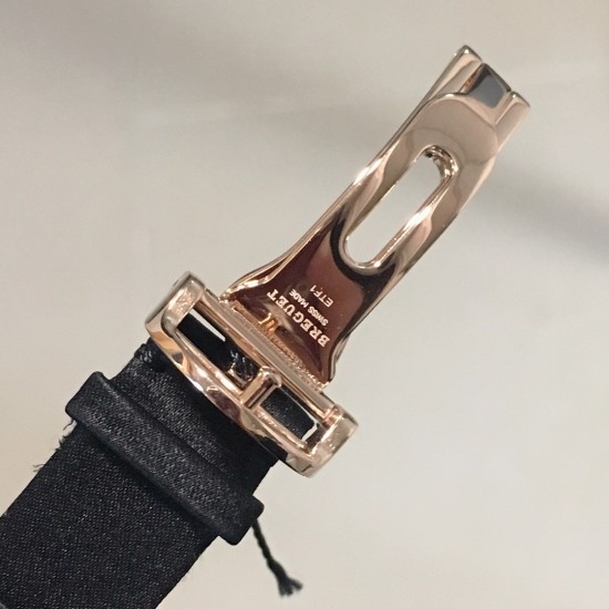 ⚠️到货啦 新版宝玑 实拍 Breguet-宝玑那不勒斯皇后系列! 史上最强最美 超薄 最新升级版本 绝对值得拥有的一款 正品一致的拉丁料绢表带 蓝宝石拱桥弧形玻璃 表盘用天然白色珍珠母贝 阿拉伯数字时符 经典的蓝钢宝玑指针 6点位设有一颗水滴形钻石 机芯是586/1自动上链机 我们一直正品完美复刻 那不勒斯皇后款 绝对的女神气质名媛款 最重要的是百搭得来不失少女心 必入款❗带上一秒变女神,各种派对,晚会,聚会,约会,发布会,让你BlingBling。 ⚠️到货啦 新版宝玑 实拍 Breguet-宝玑那不勒斯皇后系列! 史上最强最美 超薄 最新升级版本 绝对值得拥有的一款 正品一致的拉丁料绢表带 蓝宝石拱桥弧形玻璃 表盘用天然白色珍珠母贝 阿拉伯数字时符 经典的蓝钢宝玑指针 6点位设有一颗水滴形钻石 机芯是586/1自动上链机 我们一直正品完美复刻 那不勒斯皇后款 绝对的女神气质名媛款 最重要的是百搭得来不失少女心 必入款❗带上一秒变女神,各种派对,晚会,聚会,约会,发布会,让你BlingBling。