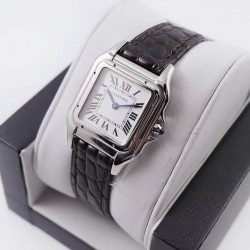 实拍 8848F Panthre de Cartier 卡地亚猎豹手表，华丽而不羁，是Panthre de Cartier猎豹所传达的美学风格。它线条流畅，魅惑动人，柔软服帖于腕间，宛若在肌肤上翩翩起舞。独特的造型彰显成熟优雅、自信动人的女性形象。表壳一体成型，搭配正品使用原装瑞士石英机芯，316L精钢壳套，镶嵌钻石 把头镶嵌一颗合成蓝色尖晶石，镀银表盘，剑形蓝钢指针，100%三度防水，尺寸：27 x 37毫米，22*30毫米，二个尺寸。每块表都有独立的机身编号。