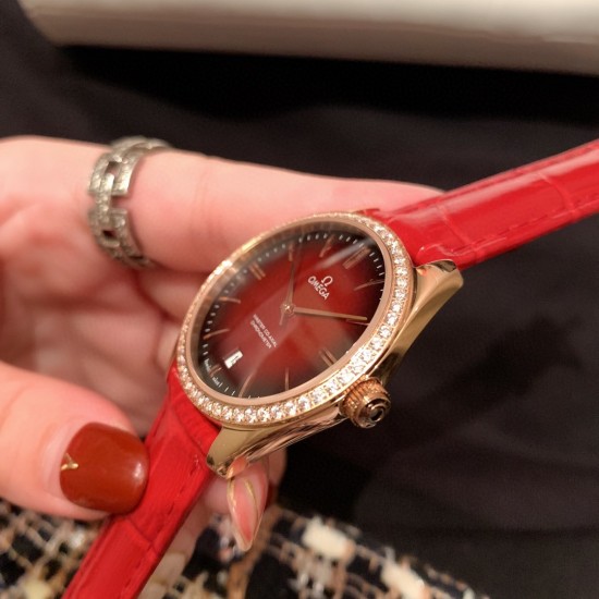 ★实拍 欧米茄-OMEGA 欧米茄碟飞名典系列 女士腕表 欧米茄名典腕表诞生于1949年,其纤薄而典雅的金质表壳别具一格,内部搭载的超薄机芯极具传奇色彩。渐变色弧面表盘,搭配抛光18K金指针,6点位设置有日历窗口,34mm玫瑰金表壳配以多色双面意大利牛皮表带。低调的奢华,简约而不简单. ★实拍 欧米茄-OMEGA 欧米茄碟飞名典系列 女士腕表 欧米茄名典腕表诞生于1949年,其纤薄而典雅的金质表壳别具一格,内部搭载的超薄机芯极具传奇色彩。渐变色弧面表盘,搭配抛光18K金指针,6点位设置有日历窗口,34mm玫瑰金表壳配以多色双面意大利牛皮表带。低调的奢华,简约而不简单.