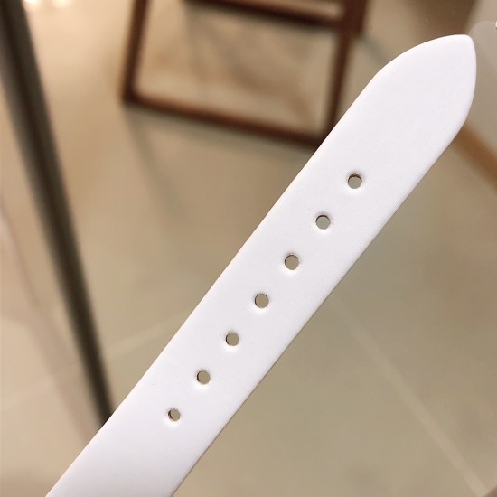 实拍 七夕好礼 PIAGET伯爵 Limelight非凡珍品腕表系列 表壳直径为33mm ,电镀白金,瑞士朗达石英机芯 。手表表壳由花瓣造型上镶嵌112颗特制切割方形钻石于表圈 彰显奢华 蓝宝石水晶镜面 搭配绸缎丝绢皮。这不仅是一款非凡的腕表,更堪称一件珠宝工艺杰作,完美结合创意 打破常规的切割,彰显着珠宝腕表的优雅魅力 实拍 七夕好礼 PIAGET伯爵 Limelight非凡珍品腕表系列 表壳直径为33mm ,电镀白金,瑞士朗达石英机芯 。手表表壳由花瓣造型上镶嵌112颗特制切割方形钻石于表圈 彰显奢华 蓝宝石水晶镜面 搭配绸缎丝绢皮。这不仅是一款非凡的腕表,更堪称一件珠宝工艺杰作,完美结合创意 打破常规的切割,彰显着珠宝腕表的优雅魅力