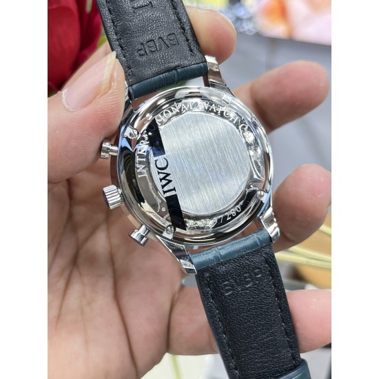 万国 IWC 超级葡计正品终结者,最强升级【表壳升级】重新调整磨具,升级圈口,中壳和底盖的细节。以及提升后期打磨处理工艺,使壳套整体配合的更加默契天衣无缝,没有死角。【表盘升级】提升字面刻度使之变得更加圆润,修正表盘中上下两个子盘的纹路。彻底提升了光泽度,使之变得更白和自然,保持和原装一样的效果。【表扣升级】提升表扣内里细节的打磨和拉丝。 万国 IWC 超级葡计正品终结者,最强升级【表壳升级】重新调整磨具,升级圈口,中壳和底盖的细节。以及提升后期打磨处理工艺,使壳套整体配合的更加默契天衣无缝,没有死角。【表盘升级】提升字面刻度使之变得更加圆润,修正表盘中上下两个子盘的纹路。彻底提升了光泽度,使之变得更白和自然,保持和原装一样的效果。【表扣升级】提升表扣内里细节的打磨和拉丝。