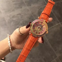 FRANCK MULLER【法兰克•穆勒】神秘时间 玩转表界 2020年新款女式腕表，官网同步更新，奢华的经典著作当属FM出品，纯钢外壳，镶嵌施华洛世奇水晶，高端的奢华与尊贵，经典满钻字面，突破设计风格和寓意深刻，改变需要新形象，你值得拥有。进口2836全自动机械，蓝宝石镜面，亮色真牛皮表带。尺寸大号42mm   小号38mm