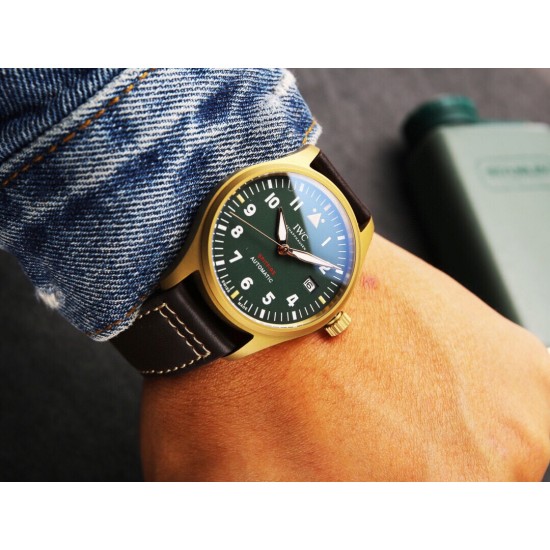 IWC 万国 喷火战机系列,日本全自动机械腕表,现震撼来袭,越带越有质感,尺寸39mm!后盖镌刻有“喷火战机”图案。栩栩如生,棕色意大利小牛皮表带! IWC 万国 喷火战机系列,日本全自动机械腕表,现震撼来袭,越带越有质感,尺寸39mm!后盖镌刻有“喷火战机”图案。栩栩如生,棕色意大利小牛皮表带!