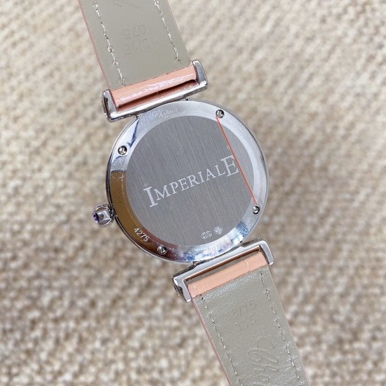 ★实拍 萧邦 CHOPARD IMPERIALE 系列腕表。独特风格带您走进一个新阶段并且成功塑造了崇尚自我表达和与众不同的生活化概念，316精钢材质，此表款全手工镶嵌施华洛世奇水晶钻，成为了美式奢侈生活风格的代表！进口石英机芯以及精细做工，佩戴贴手舒适，设计风格简约明朗。充满奢华璀璨的气息，光彩夺人、让你瞬间提升华丽的气质 ！