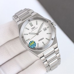 IWC 万国 全新工程师系列！全自动腕表40重塑了上世纪70年代杰罗.尊达风格！表盘经典网格设计和多边形螺丝表壳巨显独特，表带中间链节分别是(全沙带和中亮光)两种，同原装接件加强了腕表更适人体贴合度，蝴蝶式折叠表扣使佩戴感更加舒适。采用2824机芯改同32111机内配防磁盖2824机芯更加稳定！！尺寸40mm厚度10.7mm，冰蓝夜光 ，同时兼具典雅气质与动感活力，外观低调内敛，性能丰富多样。