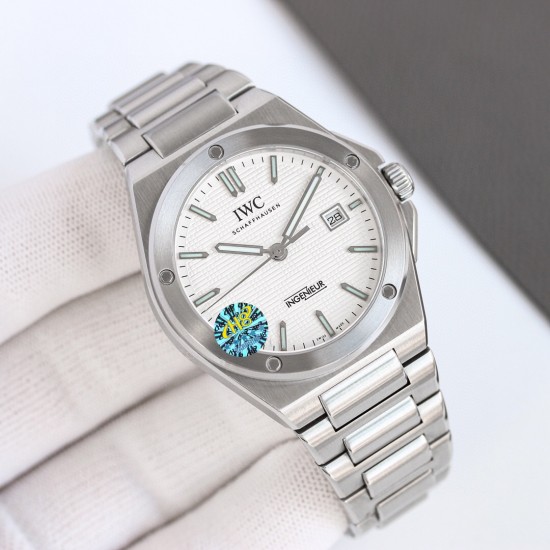 IWC 万国 全新工程师系列!全自动腕表40重塑了上世纪70年代杰罗.尊达风格!表盘经典网格设计和多边形螺丝表壳巨显独特,表带中间链节分别是(全沙带和中亮光)两种,同原装接件加强了腕表更适人体贴合度,蝴蝶式折叠表扣使佩戴感更加舒适。采用2824机芯改同32111机内配防磁盖2824机芯更加稳定!!尺寸40mm厚度10.7mm,冰蓝夜光 ,同时兼具典雅气质与动感活力,外观低调内敛,性能丰富多样。 IWC 万国 全新工程师系列!全自动腕表40重塑了上世纪70年代杰罗.尊达风格!表盘经典网格设计和多边形螺丝表壳巨显独特,表带中间链节分别是(全沙带和中亮光)两种,同原装接件加强了腕表更适人体贴合度,蝴蝶式折叠表扣使佩戴感更加舒适。采用2824机芯改同32111机内配防磁盖2824机芯更加稳定!!尺寸40mm厚度10.7mm,冰蓝夜光 ,同时兼具典雅气质与动感活力,外观低调内敛,性能丰富多样。