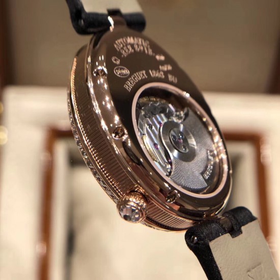 实拍 Breguet-宝玑那不勒斯皇后系列! 史上最强最美 超薄 最新升级版本 绝对值得拥有的一款 正品一致的拉丁料绢表带 蓝宝石拱桥弧形玻璃 表盘用天然白色珍珠母贝 阿拉伯数字时符 经典的蓝钢宝玑指针 6点位设有一颗水滴形钻石 机芯是586/1自动上链机 我们一直正品完美复刻 那不勒斯皇后款 绝对的女神气质名媛款 最重要的是百搭得来不失少女心 必入款❗带上一秒变女神,各种派对,晚会,聚会,约会,发布会,让你BlingBling。 实拍 Breguet-宝玑那不勒斯皇后系列! 史上最强最美 超薄 最新升级版本 绝对值得拥有的一款 正品一致的拉丁料绢表带 蓝宝石拱桥弧形玻璃 表盘用天然白色珍珠母贝 阿拉伯数字时符 经典的蓝钢宝玑指针 6点位设有一颗水滴形钻石 机芯是586/1自动上链机 我们一直正品完美复刻 那不勒斯皇后款 绝对的女神气质名媛款 最重要的是百搭得来不失少女心 必入款❗带上一秒变女神,各种派对,晚会,聚会,约会,发布会,让你BlingBling。