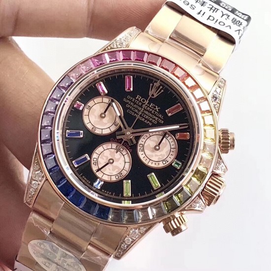 ROLEX 劳力士 彩虹拿一表难求!镶嵌根据原厂颜色渐变过渡最协调的36颗宝石进行优化处理,高度、角度一致,折射效果非常漂亮。蓝宝石透彻效果镜面,抛光打磨精湛细腻! ROLEX 劳力士 彩虹拿一表难求!镶嵌根据原厂颜色渐变过渡最协调的36颗宝石进行优化处理,高度、角度一致,折射效果非常漂亮。蓝宝石透彻效果镜面,抛光打磨精湛细腻!