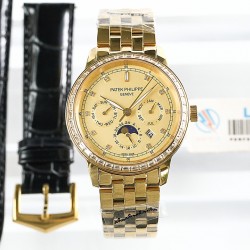 年末巨献“pp时尚新款 PATEK PHILIPPE【新年巨献 最高版本】百达翡丽超级复杂多功能系列（5721P-002）ZF厂高品质钢带款变运动系列原装9100升级版机芯。所有功能同正品（3字位月份显示 6字位24小时显示 9字位24小时和日月星辰显示），和原装一样的带水平压纹工艺，带荧光刻度 ，41mm直径。316L精钢镀金，原装进口蓝宝石水晶镜面。5721和5721P款的外钻为施华洛世奇钻，通透闪亮，气质非凡。在目前技术范畴内尽可能接近原装，此款腕表让您驾驭所有场合。