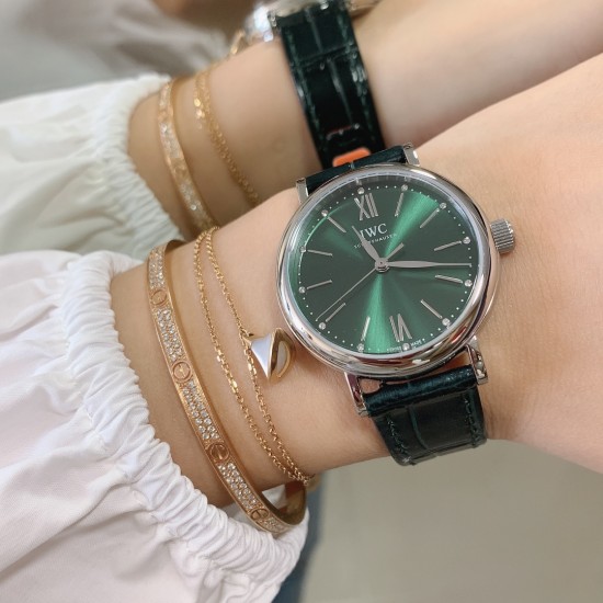 实拍【IWC 2019推出女士全新 Portofino波涛菲诺系列】1⃣️:壳套尺寸34mm/8.8mm采用316精钢材质打磨,每个壳套全程CNC处理所有细节达到完美2⃣️:采用进口日本9015天文台级别经过本厂严格把控 调试 达到零返修稳定性3⃣️:采用瑞士蓝宝石镜面 通透明亮4⃣️字面采用简洁的条丁罗马和表盘十二颗 设计呈现出精致典雅之感5⃣️:表带采用原装快速更换系统 搭配意大利小牛皮皮质柔软细腻:有六种颜色可选(绿色,兰色,黑色,深棕,酒红,粉色)6⃣️:原装表扣采用316精钢材质打磨 实拍【IWC 2019推出女士全新 Portofino波涛菲诺系列】1⃣️:壳套尺寸34mm/8.8mm采用316精钢材质打磨,每个壳套全程CNC处理所有细节达到完美2⃣️:采用进口日本9015天文台级别经过本厂严格把控 调试 达到零返修稳定性3⃣️:采用瑞士蓝宝石镜面 通透明亮4⃣️字面采用简洁的条丁罗马和表盘十二颗 设计呈现出精致典雅之感5⃣️:表带采用原装快速更换系统 搭配意大利小牛皮皮质柔软细腻:有六种颜色可选(绿色,兰色,黑色,深棕,酒红,粉色)6⃣️:原装表扣采用316精钢材质打磨