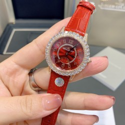 独家实拍，认准品质与细节积家约会系列月相珠宝腕表，体现出了积家的精妙之芯时间之艺，表圈及表盘内珠宝工匠们精心打磨镶嵌的钻石，让时间每一帧每一秒都闪耀迷人。珍珠贝母表盘上奢华镶钻搭配进口石英机芯，拱形蓝宝石镜面，进口小牛皮表带搭配原装折叠扣。 直径34mm厚11mm