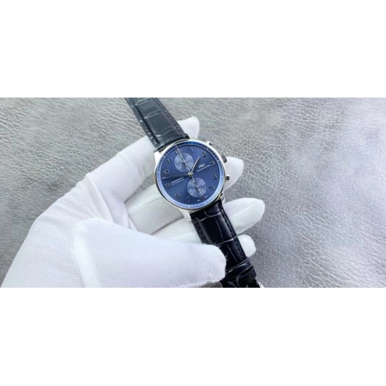 IWC 万国 葡萄牙系列3714蓝盘IW371445自动机械计时跑秒腕表!精钢拉丝表壳,厚度与正品一样12.3mm 直径40.9mm ,穹型高通透蓝宝石镜面镀蓝膜。搭载7750订制自动机械计时码机芯,原装折叠扣。顶级出品-出货实拍 IWC 万国 葡萄牙系列3714蓝盘IW371445自动机械计时跑秒腕表!精钢拉丝表壳,厚度与正品一样12.3mm 直径40.9mm ,穹型高通透蓝宝石镜面镀蓝膜。搭载7750订制自动机械计时码机芯,原装折叠扣。顶级出品-出货实拍