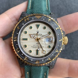 Diw新作勞力士超限量中东版 GMT-MASTER II  Diw团队重新制作了碳纤维表壳，同时包含表圈、面盘等零件也全都是碳纤维材质，其中碳纤维表圈上数字刻度首次采用全新碳纤维植丁技术（非填油）塑造丰富视觉层次，质感细腻。透视底盖可清楚展示正反快速调日历的劳力士专属cal.3186机芯。搭配柔软魔术贴表带和一体碳纤维表扣。首批量产提供4种颜色表盘可选，5种不同颜色风格表带。