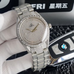 原版复刻 欧米茄镶钻系列，直径40mm，厚度9mm，所有配零件与官版互通！尺寸重量均与正版一致！【机芯】ETA2824机芯,所有机芯出厂均严格调试确保走时精准。【表壳表扣】与原版一致材质的316L精钢表壳搭配316L精钢表带/原装保险扣，表扣跟原装一样是镶钻的，3.表带的每一节带粒都是镶有三排钻石的，完全吻合原版【表镜】抗刮损蓝水晶玻璃采用进口南非钻，历经数日的手工镶嵌而成，不易掉钻。是手表中一款比较超薄的机械表，质量保证，价格贴心！拥有即贴心！⚠️请认准独家品质