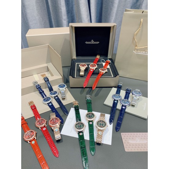 独家实拍,认准品质与细节积家约会系列月相珠宝腕表,体现出了积家的精妙之芯时间之艺,表圈及表盘内珠宝工匠们精心打磨镶嵌的钻石,让时间每一帧每一秒都闪耀迷人。珍珠贝母表盘上奢华镶钻搭配进口石英机芯,拱形蓝宝石镜面,进口小牛皮表带搭配原装折叠扣。 直径34mm厚11mm 独家实拍,认准品质与细节积家约会系列月相珠宝腕表,体现出了积家的精妙之芯时间之艺,表圈及表盘内珠宝工匠们精心打磨镶嵌的钻石,让时间每一帧每一秒都闪耀迷人。珍珠贝母表盘上奢华镶钻搭配进口石英机芯,拱形蓝宝石镜面,进口小牛皮表带搭配原装折叠扣。 直径34mm厚11mm