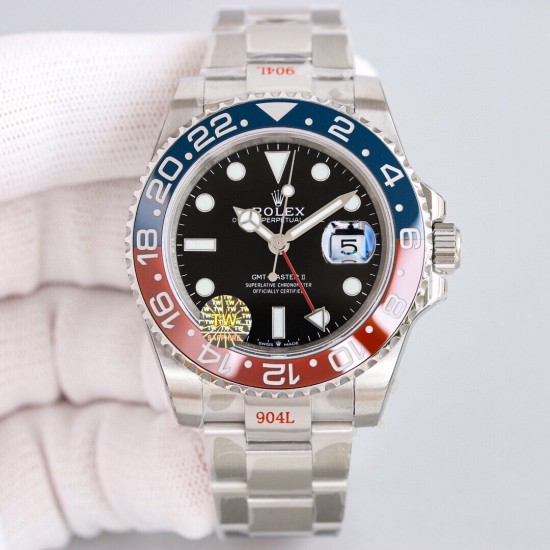ROLEX 劳力士 GMT格林尼治 采用专柜机芯3285一体机芯蓝游丝和原版同样通过调试时针快跳调整日历的功能瞬跳，和原版一样的GMT双时区表针在底部时针上面的第二层，由下到上的顺序为：时针-双时区针-分钟-秒钟。[666][666]本次可乐/国米圈可以说是95%以上的相似度/在各个角度均有这个95%水准。后续有详细颜色对比。本次圈口为独立开发，区别于市面上的任何版本。[强]表盘/指针/玻璃/表壳就不再一一赘述，原装一比一开模制作，保持大厂工艺水准。