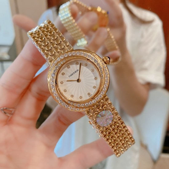 卡家时光流转系列经典中古表 真香警告⚠️Cartier小旋风 最热门的Vintage✔️小旋风的外壳,三圈圆圈绻缱交缠,演绎人生真挚情感。精致闪耀,华丽璀璨,,美到炸裂直径32mm,原装瑞士机芯,蓝宝石防刮镜面,有镀白金款和镀黄金,镀玫瑰金材质(白金为真白金材质,玫瑰金和黄金均为唛金电镀),美不胜收‼️女神必备中古腕表,韵味十足,上手超级奈斯 卡家时光流转系列经典中古表 真香警告⚠️Cartier小旋风 最热门的Vintage✔️小旋风的外壳,三圈圆圈绻缱交缠,演绎人生真挚情感。精致闪耀,华丽璀璨,,美到炸裂直径32mm,原装瑞士机芯,蓝宝石防刮镜面,有镀白金款和镀黄金,镀玫瑰金材质(白金为真白金材质,玫瑰金和黄金均为唛金电镀),美不胜收‼️女神必备中古腕表,韵味十足,上手超级奈斯