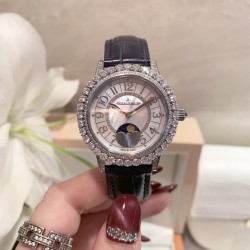 实拍 积家-Jaeger-LeCoultre DAZZLING RENDEZ- VOUS MOON约会系列月相珠宝腕表月之女神，是浪漫与柔美的象征，她掌管着大自然中的潮起潮落和季节更替,是艺术家与诗人们的灵感源泉，在温润莹亮的白色珍珠母贝映衬下,晶莹璀璨的钻石散发出夜空般的静谧之美，表圈镶嵌108颗 钻石,组成两个环绕表壳的同心圆。由36颗以爪镶工艺镶嵌的 钻石组成的外圈,为光芒闪耀的表圈营造出轻盈美妙的质感，尺寸36mm的精钢表壳搭配进口瑞士石英，采用蓝宝石水晶玻璃。