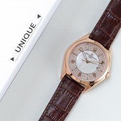 Pk精品 2019新款江诗丹顿伍陆之型系列  [贝壳满天星]。低调，奢华，儒雅和古典的结合，商务百搭，独具魅力！表径：40毫米＊0.96毫米机芯型号：日本进口机械机芯〈9015〉表壳材质：316精钢表盘形状：圆形表盘材质：白色中央区域，旭日纹外圈装饰；阿拉伯数字；金时标带有夜光涂层表镜材质：蓝宝石水晶玻璃表带材质：316精钢表带也可搭配进口小牛皮，表扣类型：原装针扣表扣材质：精钢；经抛光处理的半马耳他十字形设计背透：背透，透明蓝宝石水晶表底盖防水深度：30米功能：日期显示