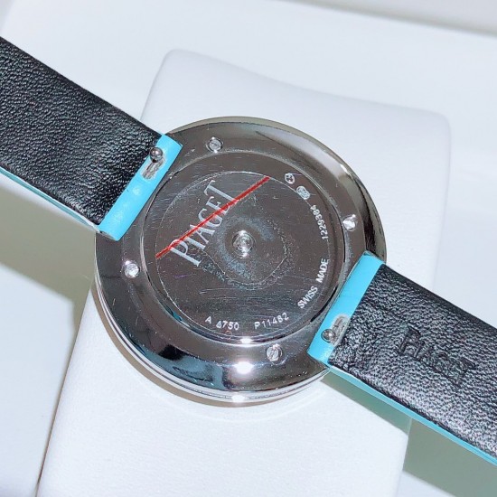 ★实拍 伯爵-PIAGET,时尚石英女款,来自Possession系列诚意推荐,魅力十足的臻品采用瑞士石英机芯,蓝宝石水晶玻璃镜面,表圈可360度旋转,在不经意的旋转之间带来不同的好心情灵动搭配,转动间,专属于你独一无二的个性造型耀目而生有光圈、单排钻和双排钻任性选择!表壳直径34mm厚度8mm。 ★实拍 伯爵-PIAGET,时尚石英女款,来自Possession系列诚意推荐,魅力十足的臻品采用瑞士石英机芯,蓝宝石水晶玻璃镜面,表圈可360度旋转,在不经意的旋转之间带来不同的好心情灵动搭配,转动间,专属于你独一无二的个性造型耀目而生有光圈、单排钻和双排钻任性选择!表壳直径34mm厚度8mm。
