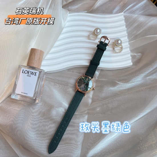 ✨✨IWC万国柏涛菲诺女表 ——昼夜与星辰✨✨,一昼一夜一更替!♥️♥️♥️日月为你转动,把星辰赠予你❤️❤️❤️昼夜显示腕表具有的象征意义,代表着时间的流逝和自然的更迭,日月星辰随时间变化,如太阳随着一天的日出逐渐升起,月亮和星星轮流出现在表盘中,展现腕表的精致和优雅所带有的浪漫色彩,让我们感受到时间的魅力和自然的力量!腕表精致简约,风格百搭,34mm的尺寸更显利落别致,精致美观,也更适合女神的纤细手腕佩戴!内部搭载石英瑞士机芯,蓝宝石玻璃,表带搭配快拆系统! ✨✨IWC万国柏涛菲诺女表 ——昼夜与星辰✨✨,一昼一夜一更替!♥️♥️♥️日月为你转动,把星辰赠予你❤️❤️❤️昼夜显示腕表具有的象征意义,代表着时间的流逝和自然的更迭,日月星辰随时间变化,如太阳随着一天的日出逐渐升起,月亮和星星轮流出现在表盘中,展现腕表的精致和优雅所带有的浪漫色彩,让我们感受到时间的魅力和自然的力量!腕表精致简约,风格百搭,34mm的尺寸更显利落别致,精致美观,也更适合女神的纤细手腕佩戴!内部搭载石英瑞士机芯,蓝宝石玻璃,表带搭配快拆系统!