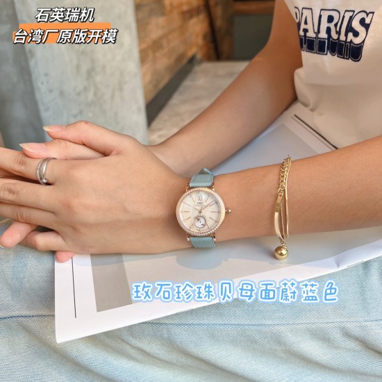 ✨✨IWC万国柏涛菲诺女表 ——昼夜与星辰✨✨,一昼一夜一更替!♥️♥️♥️日月为你转动,把星辰赠予你❤️❤️❤️昼夜显示腕表具有的象征意义,代表着时间的流逝和自然的更迭,日月星辰随时间变化,如太阳随着一天的日出逐渐升起,月亮和星星轮流出现在表盘中,展现腕表的精致和优雅所带有的浪漫色彩,让我们感受到时间的魅力和自然的力量!腕表精致简约,风格百搭,34mm的尺寸更显利落别致,精致美观,也更适合女神的纤细手腕佩戴!内部搭载石英瑞士机芯,蓝宝石玻璃,表带搭配快拆系统! ✨✨IWC万国柏涛菲诺女表 ——昼夜与星辰✨✨,一昼一夜一更替!♥️♥️♥️日月为你转动,把星辰赠予你❤️❤️❤️昼夜显示腕表具有的象征意义,代表着时间的流逝和自然的更迭,日月星辰随时间变化,如太阳随着一天的日出逐渐升起,月亮和星星轮流出现在表盘中,展现腕表的精致和优雅所带有的浪漫色彩,让我们感受到时间的魅力和自然的力量!腕表精致简约,风格百搭,34mm的尺寸更显利落别致,精致美观,也更适合女神的纤细手腕佩戴!内部搭载石英瑞士机芯,蓝宝石玻璃,表带搭配快拆系统!