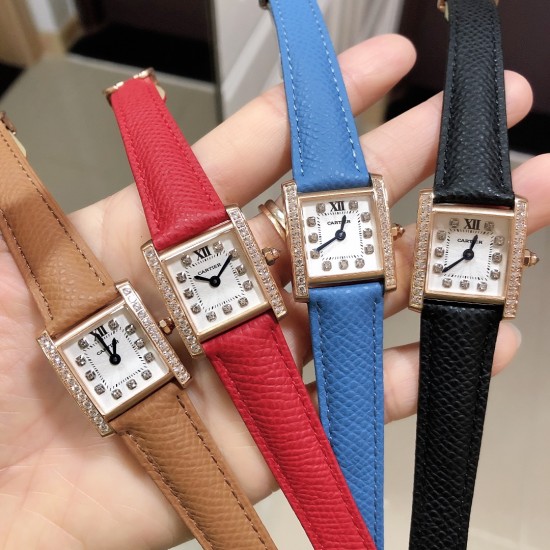 实拍卡地亚-CARTIER2020最新卡地亚法国坦克Cartier Tank Franaise系列,一款百搭性价比又高的手表 搭配全新专柜欧版风格定制的原厂表带,进口瑞士石英机芯。八角形表冠,镶嵌一颗凸圆形合成尖晶石,剑形蓝钢指针,蓝宝石水晶镜面,采用与原装一致的实心内罩,尺寸:25 x 20mm。佩戴舒适柔软服帖,上手显得高贵又典雅,很气质很女人独家货源。 实拍卡地亚-CARTIER2020最新卡地亚法国坦克Cartier Tank Franaise系列,一款百搭性价比又高的手表 搭配全新专柜欧版风格定制的原厂表带,进口瑞士石英机芯。八角形表冠,镶嵌一颗凸圆形合成尖晶石,剑形蓝钢指针,蓝宝石水晶镜面,采用与原装一致的实心内罩,尺寸:25 x 20mm。佩戴舒适柔软服帖,上手显得高贵又典雅,很气质很女人独家货源。