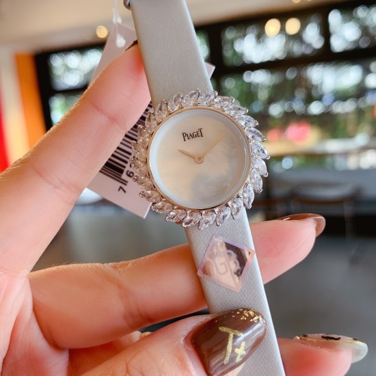 伯爵-PIAGET 全新高级珠宝系列,18K白金.玫瑰金,镶饰24颗马眼型切割美钻(约3.84克拉)是高级珠宝制作的一大挑战;钻石散发的耀眼光芒,皮带采用轻柔的缎面材质,与钻石造型形成优雅对比。原装尺寸31X7.8mm 伯爵-PIAGET 全新高级珠宝系列,18K白金.玫瑰金,镶饰24颗马眼型切割美钻(约3.84克拉)是高级珠宝制作的一大挑战;钻石散发的耀眼光芒,皮带采用轻柔的缎面材质,与钻石造型形成优雅对比。原装尺寸31X7.8mm