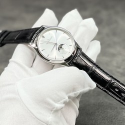 积家月相大师系列正装男表Q1368420.（表壳直径39mm，厚度9.9mm）数控精雕立体月相盘，完美还原原装！搭载Miyota9015魔改一体Cal.925/1机芯，镂空链条盒让机芯看起来“更积家”！自动陀电镀了特调的K金色，并非市场上普通的红玫瑰金，实实在在匠心打造！出货实拍