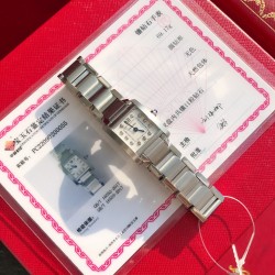 现货！卡家坦克真钻小表，表径25mm*20mm，原装瑞士石英机芯 ，表盘镶嵌11颗VS1.2天然真钻！经过中国GTC检测机构权威认证！给我们的钻表提供坚实有力的保障！卡地亚坦克Tank 系列腕表最早诞生于1917年，其设计理念源自于法国威龙坦克的平行切面，坦克履带形状演化而成的条钢设计，再搭配罗马数字时标，复古而不失内敛。目前出的版本已经是市场最顶配！一些专业玩表的玩家从细节就可以看到！正品完全拆解开模！并用原厂机芯真钻904钢材质！高端奢华。