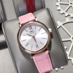 实拍【IWC 2019推出女士全新 Portofino波涛菲诺系列】1⃣️:壳套尺寸34mm/8.8mm采用316精钢材质打磨，每个壳套全程CNC处理所有细节达到完美2⃣️:采用进口日本9015天文台级别经过本厂严格把控 调试 达到零返修稳定性3⃣️:采用瑞士蓝宝石镜面 通透明亮4⃣️字面采用简洁的条丁罗马和表盘十二颗 设计呈现出精致典雅之感5⃣️:表带采用原装快速更换系统 搭配意大利小牛皮皮质柔软细腻:有六种颜色可选(绿色，兰色，黑色，深棕，酒红，粉色)6⃣️:原装表扣采用316精钢材质打磨