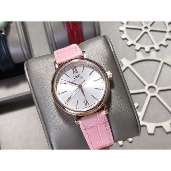 实拍【IWC 2019推出女士全新 Portofino波涛菲诺系列】1⃣️:壳套尺寸34mm/8.8mm采用316精钢材质打磨,每个壳套全程CNC处理所有细节达到完美2⃣️:采用进口日本9015天文台级别经过本厂严格把控 调试 达到零返修稳定性3⃣️:采用瑞士蓝宝石镜面 通透明亮4⃣️字面采用简洁的条丁罗马和表盘十二颗 设计呈现出精致典雅之感5⃣️:表带采用原装快速更换系统 搭配意大利小牛皮皮质柔软细腻:有六种颜色可选(绿色,兰色,黑色,深棕,酒红,粉色)6⃣️:原装表扣采用316精钢材质打磨 实拍【IWC 2019推出女士全新 Portofino波涛菲诺系列】1⃣️:壳套尺寸34mm/8.8mm采用316精钢材质打磨,每个壳套全程CNC处理所有细节达到完美2⃣️:采用进口日本9015天文台级别经过本厂严格把控 调试 达到零返修稳定性3⃣️:采用瑞士蓝宝石镜面 通透明亮4⃣️字面采用简洁的条丁罗马和表盘十二颗 设计呈现出精致典雅之感5⃣️:表带采用原装快速更换系统 搭配意大利小牛皮皮质柔软细腻:有六种颜色可选(绿色,兰色,黑色,深棕,酒红,粉色)6⃣️:原装表扣采用316精钢材质打磨
