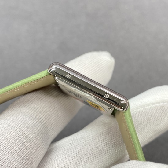 卡地亚坦克TANK MUST de Cartier全系列(中号33.7*25.5mm,小号29.5*22mm)所有配件均可以和原装通用!在这里特别是表冠制作,标志性的表冠周身“面包型”凸点饰珠,立体清晰,便于抓紧调节,。“子弹头”型的表冠顶部晶石,独家采用巴西原矿石,经老友宝石厂经年研发的一体成型+磨光复合机加工,费时费工费料,成本极高!有效的保证了每颗产品外观与正品一致!蓝宝石玻璃镜面,从侧面来看是有折射的,有放大的效果!f1厂倾情出品! 卡地亚坦克TANK MUST de Cartier全系列(中号33.7*25.5mm,小号29.5*22mm)所有配件均可以和原装通用!在这里特别是表冠制作,标志性的表冠周身“面包型”凸点饰珠,立体清晰,便于抓紧调节,。“子弹头”型的表冠顶部晶石,独家采用巴西原矿石,经老友宝石厂经年研发的一体成型+磨光复合机加工,费时费工费料,成本极高!有效的保证了每颗产品外观与正品一致!蓝宝石玻璃镜面,从侧面来看是有折射的,有放大的效果!f1厂倾情出品!