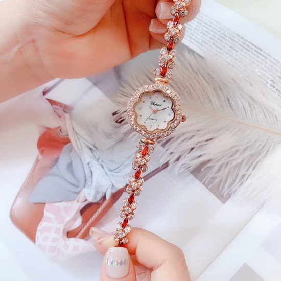 肖帮 手链系列✨高端大气✨全新上市品牌：肖邦- Chopard 款式：女士腕表（高端大气）机芯：进口石英机芯材料：镀膜高密度镜面，铜壳，钢扣底盖：密底表带：斯华诺世奇水晶钻表带表扣：原装折叠扣尺寸：直径26mm  厚度7.5mm