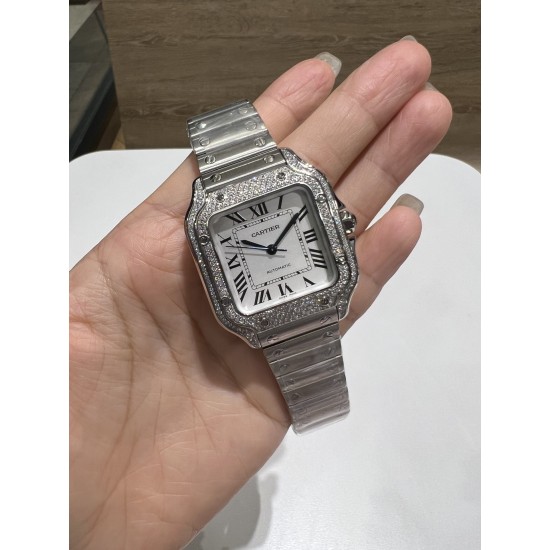 钢带送皮带山度士女庄Santos de Cartier腕表 1⃣️表壳:316不锈钢2⃣️把的:七角形表冠 镶嵌一颗多切面蓝宝石 3⃣️表盘:阳光射线纹饰效果表盘/经典白罗马表盘4⃣️表针:剑型蓝钢指针 5⃣️表镜:蓝宝石水晶镜面 6⃣️钢表带:配备“SmartLink”表链调节装置 7⃣️表扣:搭配双重折叠表扣 表带均配备“QuickSwitch”表带快速替换装置 8⃣️表壳尺寸:35.1毫米 厚度:8.83毫米 防水深度10巴(约100米) 钢带送皮带山度士女庄Santos de Cartier腕表 1⃣️表壳:316不锈钢2⃣️把的:七角形表冠 镶嵌一颗多切面蓝宝石 3⃣️表盘:阳光射线纹饰效果表盘/经典白罗马表盘4⃣️表针:剑型蓝钢指针 5⃣️表镜:蓝宝石水晶镜面 6⃣️钢表带:配备“SmartLink”表链调节装置 7⃣️表扣:搭配双重折叠表扣 表带均配备“QuickSwitch”表带快速替换装置 8⃣️表壳尺寸:35.1毫米 厚度:8.83毫米 防水深度10巴(约100米)