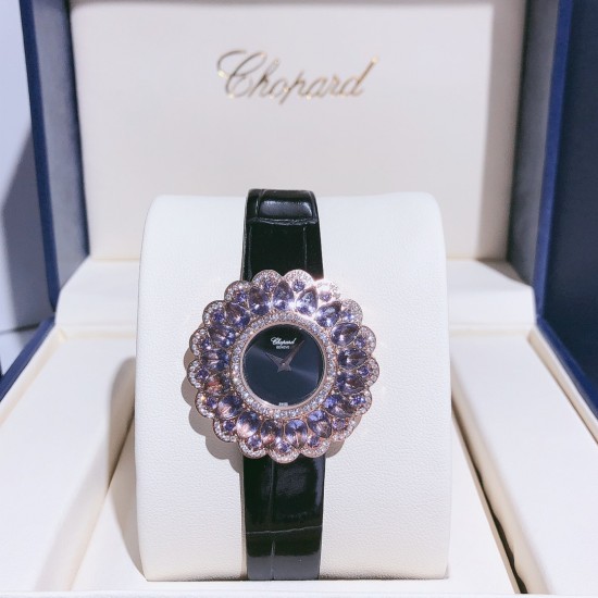 实拍 萧邦-Chopard❥ Precious Chopard系列❥瑞士石英机芯❥蓝宝石玻璃镜面❥表壳直径约36mm 厚度约8mm❥今年以“舞会”为主题,推出Precious Chopard系列高级珠宝与珠宝表新作。以钻石和多种彩色贵重宝石为Precious Chopard系列珠宝装饰出华丽的外衣,由最出色的珠宝师以卓绝工艺精心制作,散发出盛大晚会的恢宏气势。 实拍 萧邦-Chopard❥ Precious Chopard系列❥瑞士石英机芯❥蓝宝石玻璃镜面❥表壳直径约36mm 厚度约8mm❥今年以“舞会”为主题,推出Precious Chopard系列高级珠宝与珠宝表新作。以钻石和多种彩色贵重宝石为Precious Chopard系列珠宝装饰出华丽的外衣,由最出色的珠宝师以卓绝工艺精心制作,散发出盛大晚会的恢宏气势。