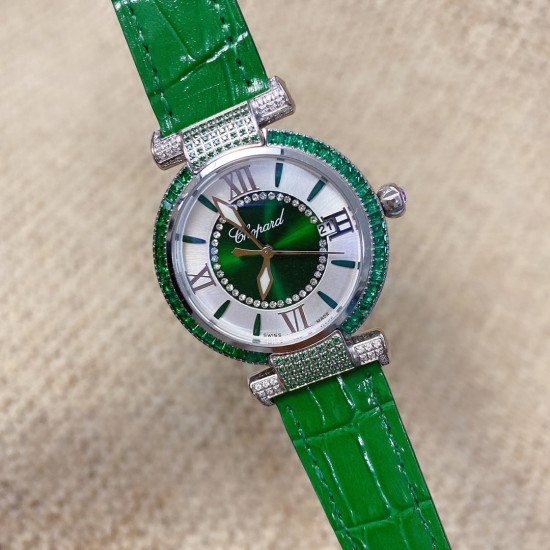 ★实拍 萧邦 CHOPARD IMPERIALE 系列腕表。独特风格带您走进一个新阶段并且成功塑造了崇尚自我表达和与众不同的生活化概念,316精钢材质,此表款全手工镶嵌施华洛世奇水晶钻,成为了美式奢侈生活风格的代表!进口石英机芯以及精细做工,佩戴贴手舒适,设计风格简约明朗。充满奢华璀璨的气息,光彩夺人、让你瞬间提升华丽的气质 ★实拍 萧邦 CHOPARD IMPERIALE 系列腕表。独特风格带您走进一个新阶段并且成功塑造了崇尚自我表达和与众不同的生活化概念,316精钢材质,此表款全手工镶嵌施华洛世奇水晶钻,成为了美式奢侈生活风格的代表!进口石英机芯以及精细做工,佩戴贴手舒适,设计风格简约明朗。充满奢华璀璨的气息,光彩夺人、让你瞬间提升华丽的气质