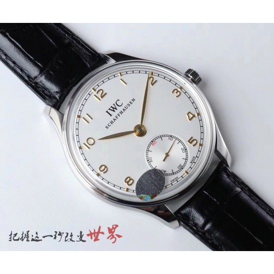 IWC 万国(葡萄牙系列)V3版 IW545408型腕表,简称“琼斯之剑”。正品开模,干练整洁,专为男士打造的腕表。锅盖蓝宝石玻璃,手动上弦的滴答声,背透镶嵌的红宝石,来回摆动的游丝走线,纯粹的机械之美,都让每个狂热的机械爱好者深深着迷!表盘尺寸:44毫米X10机芯类型:手动机㭜系列型号:98295动力储存:46小时表镜材质:兰宝石玻璃表带材质:意大利小牛皮表扣类型:针扣后盖表底:透底功能风格:6位小秒针,纯粹机械之美! IWC 万国(葡萄牙系列)V3版 IW545408型腕表,简称“琼斯之剑”。正品开模,干练整洁,专为男士打造的腕表。锅盖蓝宝石玻璃,手动上弦的滴答声,背透镶嵌的红宝石,来回摆动的游丝走线,纯粹的机械之美,都让每个狂热的机械爱好者深深着迷!表盘尺寸:44毫米X10机芯类型:手动机㭜系列型号:98295动力储存:46小时表镜材质:兰宝石玻璃表带材质:意大利小牛皮表扣类型:针扣后盖表底:透底功能风格:6位小秒针,纯粹机械之美!