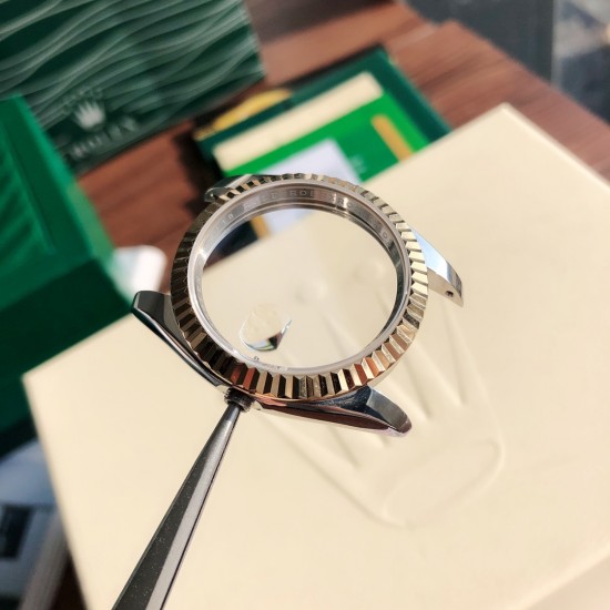 专业拆解 表壳采用劳力士特有的黄金钢(904L不锈钢和18K黄金的组合)材质。表冠采用三扣锁上链表冠,三扣锁上链表冠可以说是劳力士专为潜航者型研发的三重防水系统。三扣锁装置由10组不同零件组成,配置完成后仅需旋紧,即可让蚝式表壳完全密闭,坚固防护可媲美潜艇舱门。 专业拆解 表壳采用劳力士特有的黄金钢(904L不锈钢和18K黄金的组合)材质。表冠采用三扣锁上链表冠,三扣锁上链表冠可以说是劳力士专为潜航者型研发的三重防水系统。三扣锁装置由10组不同零件组成,配置完成后仅需旋紧,即可让蚝式表壳完全密闭,坚固防护可媲美潜艇舱门。