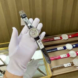 实拍 v18出品 狠货来袭 积家 约会大师 升级版最新24小时日月星辰 日月分明 女士腕表 珠宝镶钻设计风格首次使用高级珠宝的爪镶工艺而非常罕见轨道镶嵌！采用锆石材料。鲜艳光泽强！壳套：珠宝镶钻表壳、316L精钢玻璃：采用蓝宝石水晶表镜表盘：珍珠母贝镶钻表盘、台湾厂立体数字真钉立体！太阳月亮浮现出立体效果24小时日月分明表带：美洲鳄鱼皮表带尺寸：直径36mm，厚度8.8mm机芯：瑞士进口机芯体现出高贵优雅气质、材质进口质量保证零0⃣返修