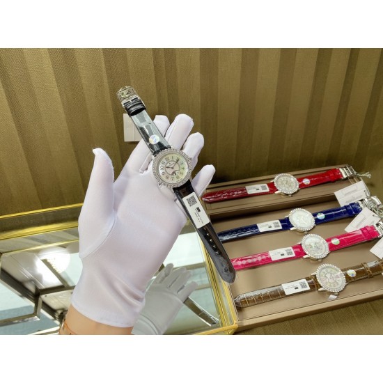 实拍 v18出品 狠货来袭 积家 约会大师 升级版最新24小时日月星辰 日月分明 女士腕表 珠宝镶钻设计风格首次使用高级珠宝的爪镶工艺而非常罕见轨道镶嵌!采用锆石材料。鲜艳光泽强!壳套:珠宝镶钻表壳、316L精钢玻璃:采用蓝宝石水晶表镜表盘:珍珠母贝镶钻表盘、台湾厂立体数字真钉立体!太阳月亮浮现出立体效果24小时日月分明表带:美洲鳄鱼皮表带尺寸:直径36mm,厚度8.8mm机芯:瑞士进口机芯体现出高贵优雅气质、材质进口质量保证零0⃣返修 实拍 v18出品 狠货来袭 积家 约会大师 升级版最新24小时日月星辰 日月分明 女士腕表 珠宝镶钻设计风格首次使用高级珠宝的爪镶工艺而非常罕见轨道镶嵌!采用锆石材料。鲜艳光泽强!壳套:珠宝镶钻表壳、316L精钢玻璃:采用蓝宝石水晶表镜表盘:珍珠母贝镶钻表盘、台湾厂立体数字真钉立体!太阳月亮浮现出立体效果24小时日月分明表带:美洲鳄鱼皮表带尺寸:直径36mm,厚度8.8mm机芯:瑞士进口机芯体现出高贵优雅气质、材质进口质量保证零0⃣返修
