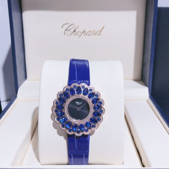 实拍 萧邦-Chopard❥ Precious Chopard系列❥瑞士石英机芯❥蓝宝石玻璃镜面❥表壳直径约36mm 厚度约8mm❥今年以“舞会”为主题,推出Precious Chopard系列高级珠宝与珠宝表新作。以钻石和多种彩色贵重宝石为Precious Chopard系列珠宝装饰出华丽的外衣,由最出色的珠宝师以卓绝工艺精心制作,散发出盛大晚会的恢宏气势。 实拍 萧邦-Chopard❥ Precious Chopard系列❥瑞士石英机芯❥蓝宝石玻璃镜面❥表壳直径约36mm 厚度约8mm❥今年以“舞会”为主题,推出Precious Chopard系列高级珠宝与珠宝表新作。以钻石和多种彩色贵重宝石为Precious Chopard系列珠宝装饰出华丽的外衣,由最出色的珠宝师以卓绝工艺精心制作,散发出盛大晚会的恢宏气势。